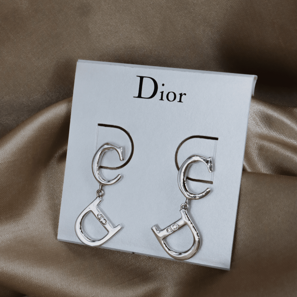 DIOR CD 字母垂墜耳環（銀色經典款）｜ 近代簡約款 附原盒 - Vintasy