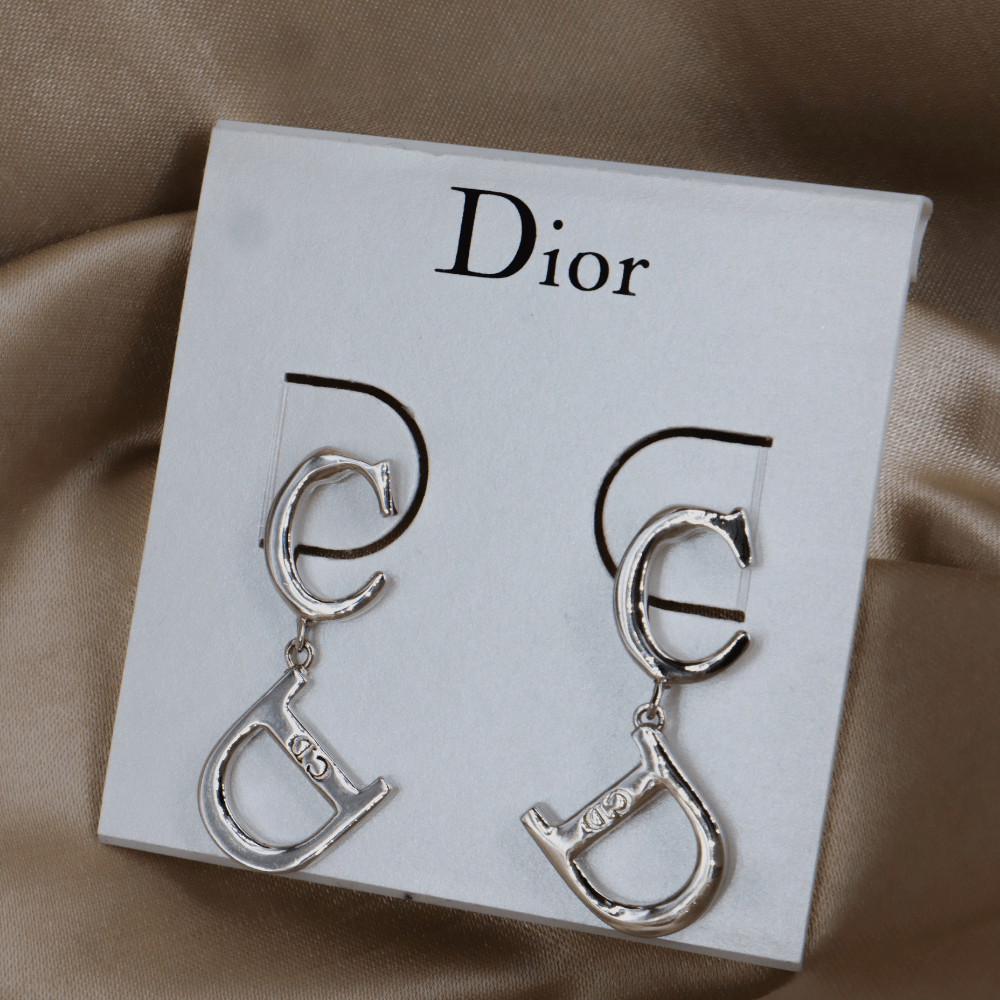 DIOR CD 字母垂墜耳環（銀色經典款）｜ 近代簡約款 附原盒 - Vintasy
