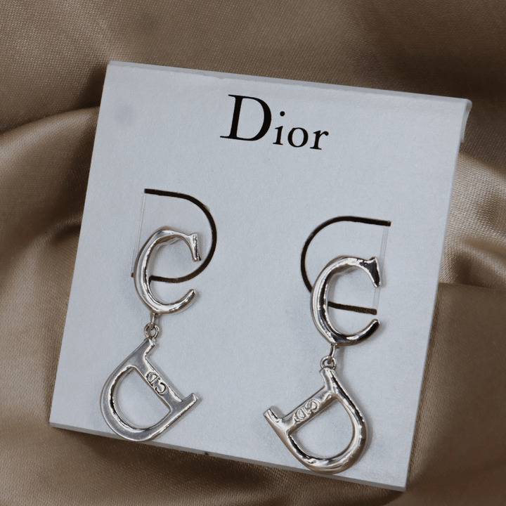 DIOR CD 字母垂墜耳環（銀色經典款）｜ 近代簡約款 附原盒 - Vintasy