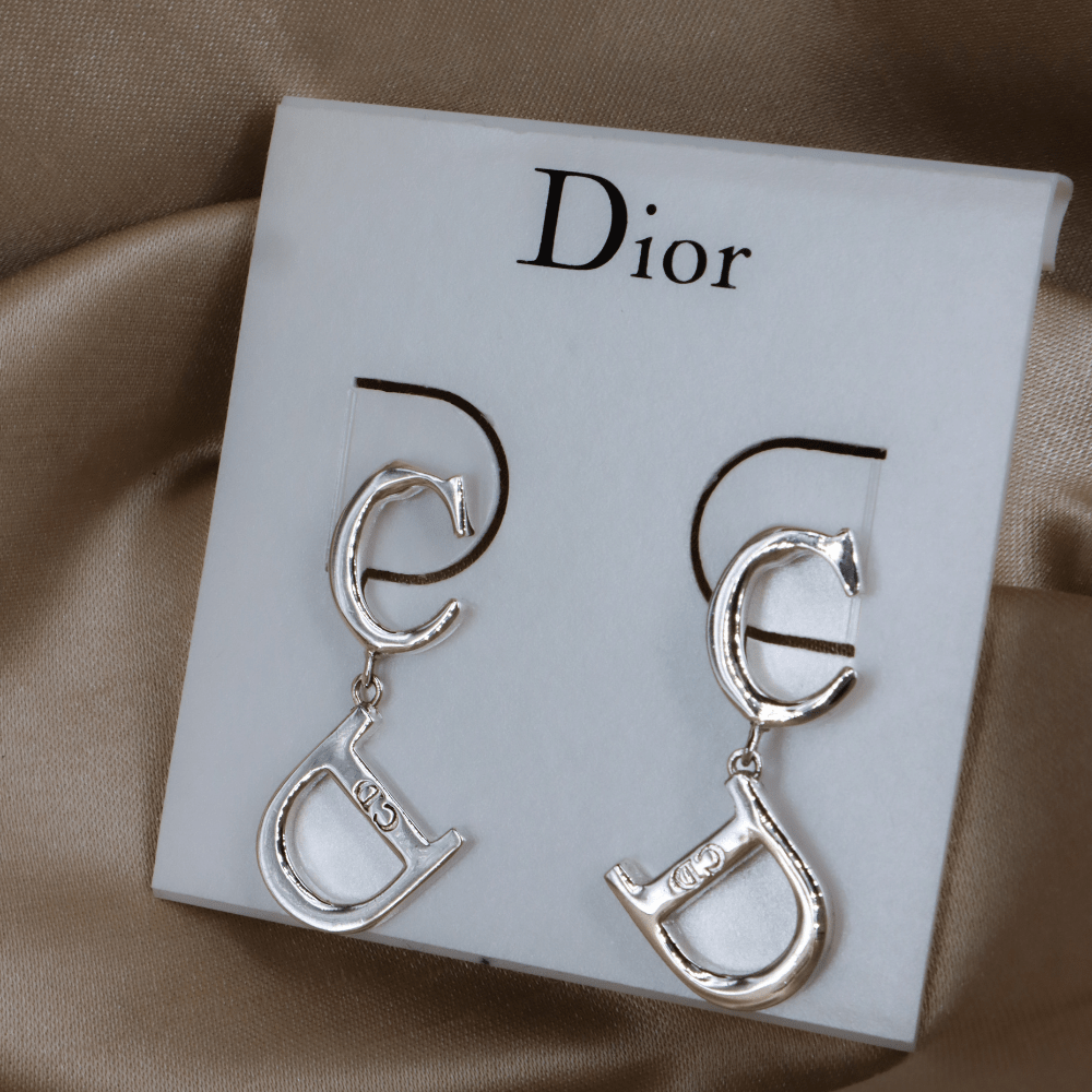 DIOR CD 字母垂墜耳環（銀色經典款）｜ 近代簡約款 附原盒 - Vintasy