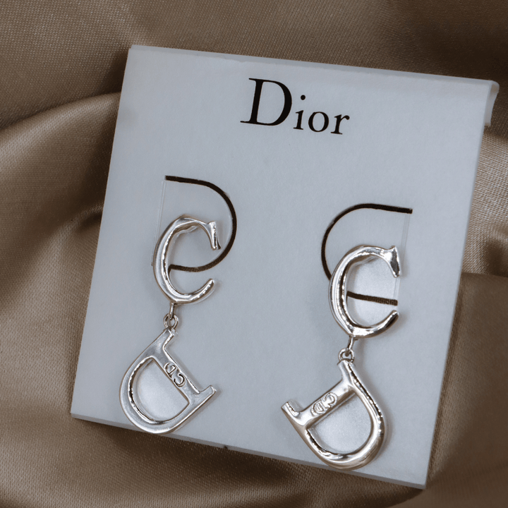 DIOR CD 字母垂墜耳環（銀色經典款）｜ 近代簡約款 附原盒 - Vintasy