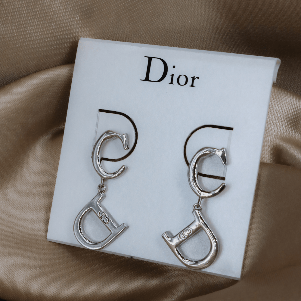 DIOR CD 字母垂墜耳環（銀色經典款）｜ 近代簡約款 附原盒 - Vintasy