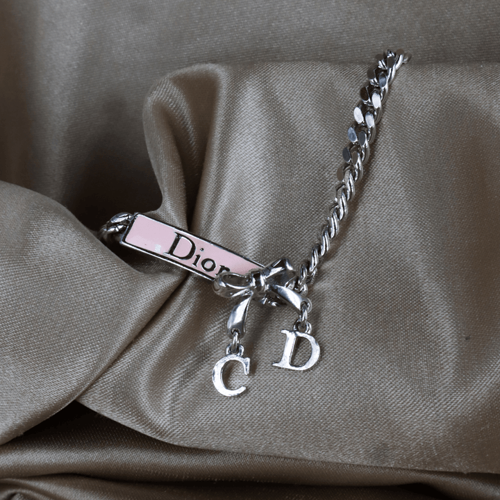 DIOR CD 字母蝴蝶結手鏈（粉色細節款）｜可愛極致！ - Vintasy