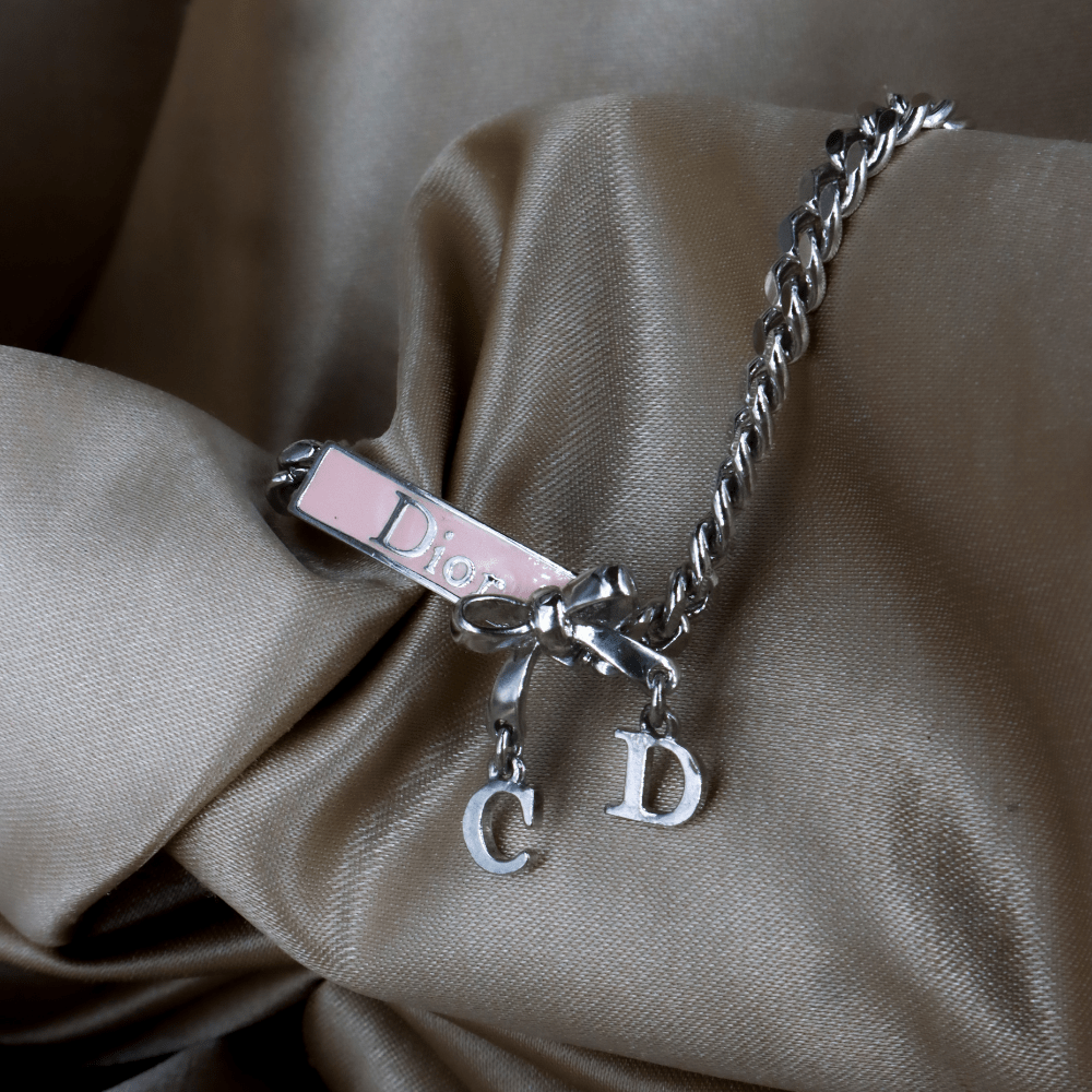 DIOR CD 字母蝴蝶結手鏈（粉色細節款）｜可愛極致！ - Vintasy