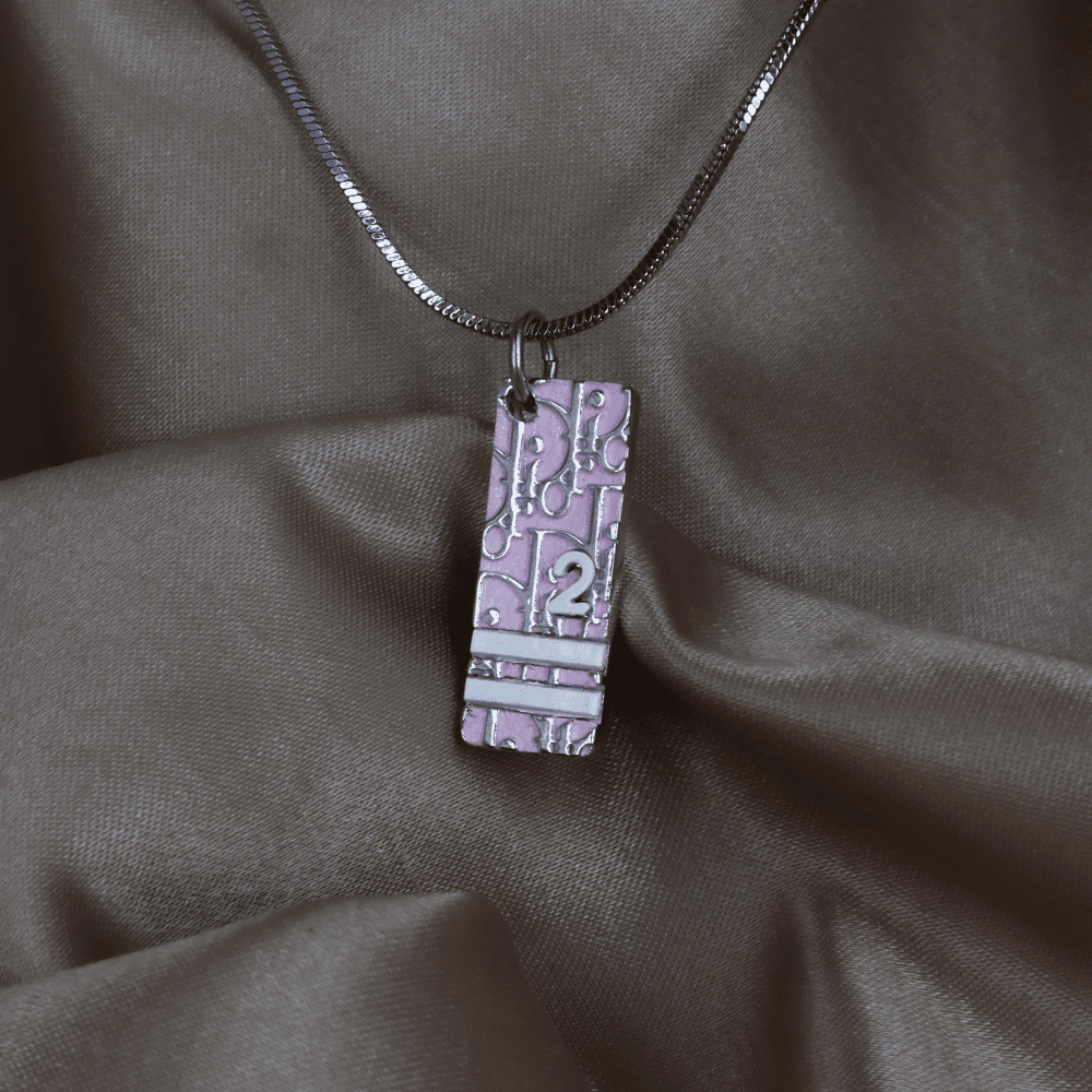 Dior 粉紅 DIOR斜紋「2」logo牌吊墜項鏈（2000s Oblique Plaque） - Vintasy