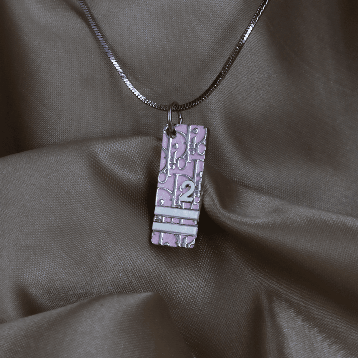 Dior 粉紅 DIOR斜紋「2」logo牌吊墜項鏈（2000s Oblique Plaque） - Vintasy