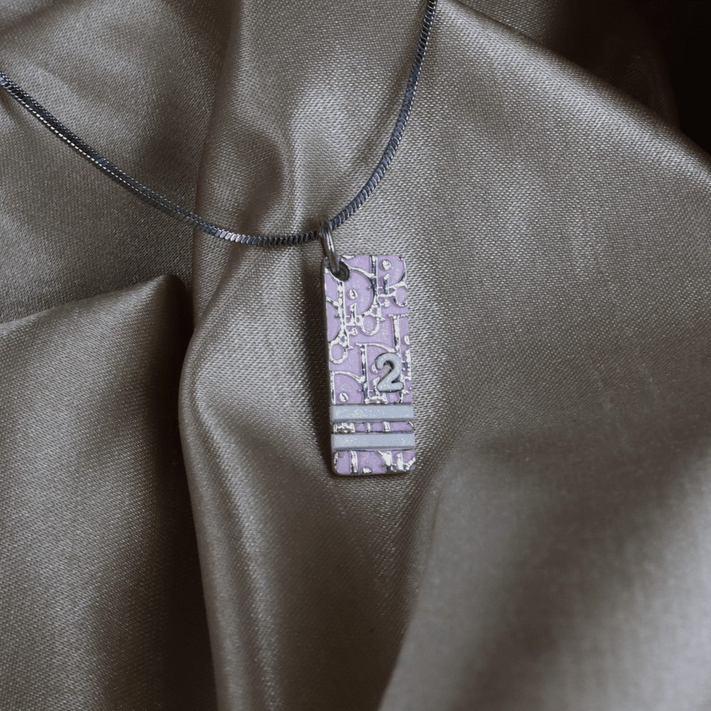 Dior 粉紅 DIOR斜紋「2」logo牌吊墜項鏈（2000s Oblique Plaque） - Vintasy