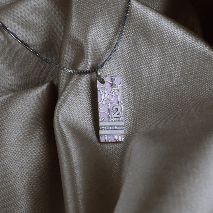 Dior 粉紅 DIOR斜紋「2」logo牌吊墜項鏈（2000s Oblique Plaque） - Vintasy