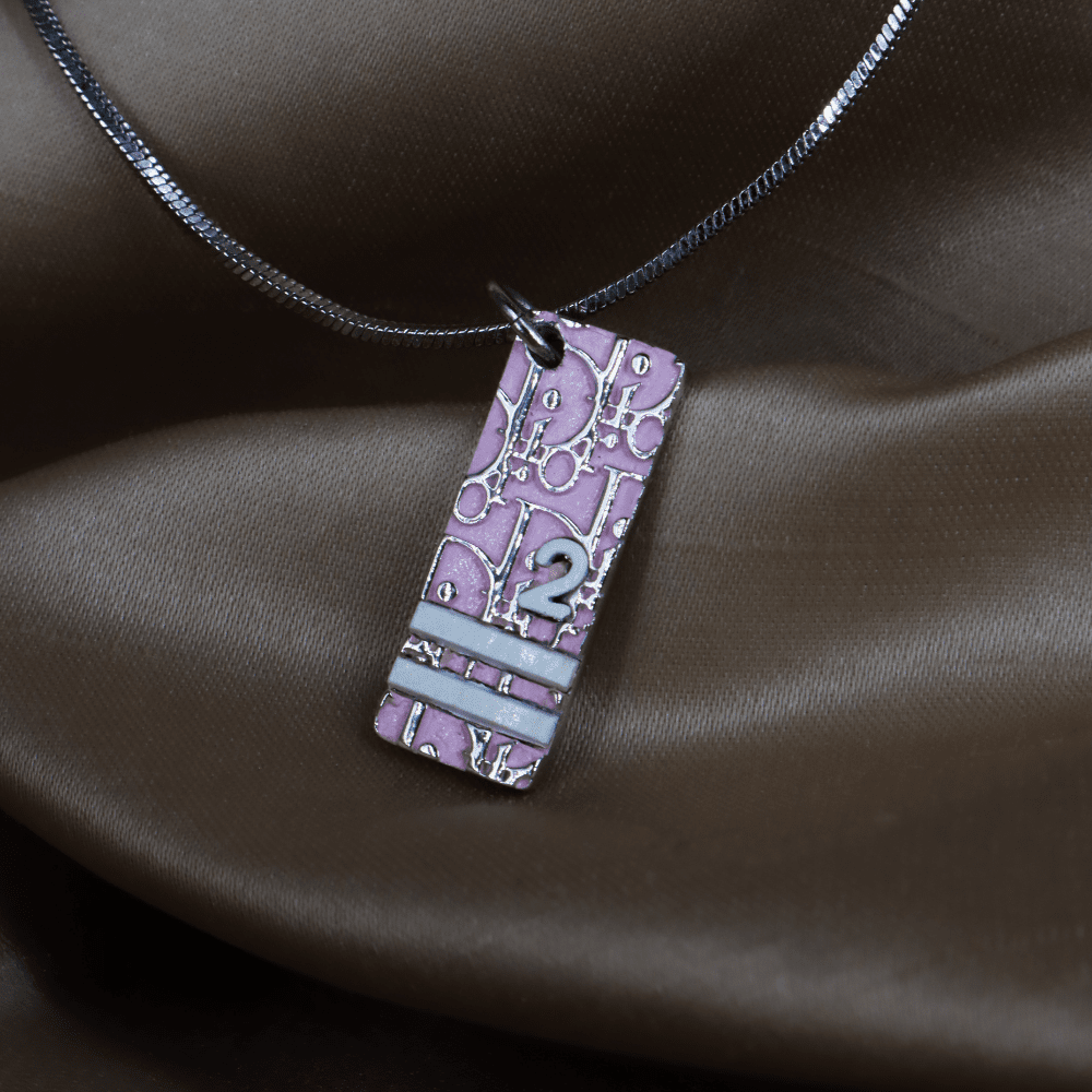 Dior 粉紅 DIOR斜紋「2」logo牌吊墜項鏈（2000s Oblique Plaque） - Vintasy