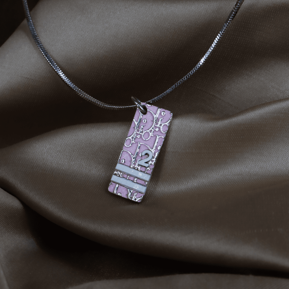 Dior 粉紅 DIOR斜紋「2」logo牌吊墜項鏈（2000s Oblique Plaque） - Vintasy