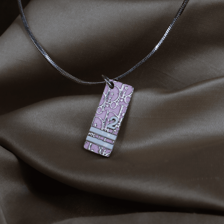 Dior 粉紅 DIOR斜紋「2」logo牌吊墜項鏈（2000s Oblique Plaque） - Vintasy