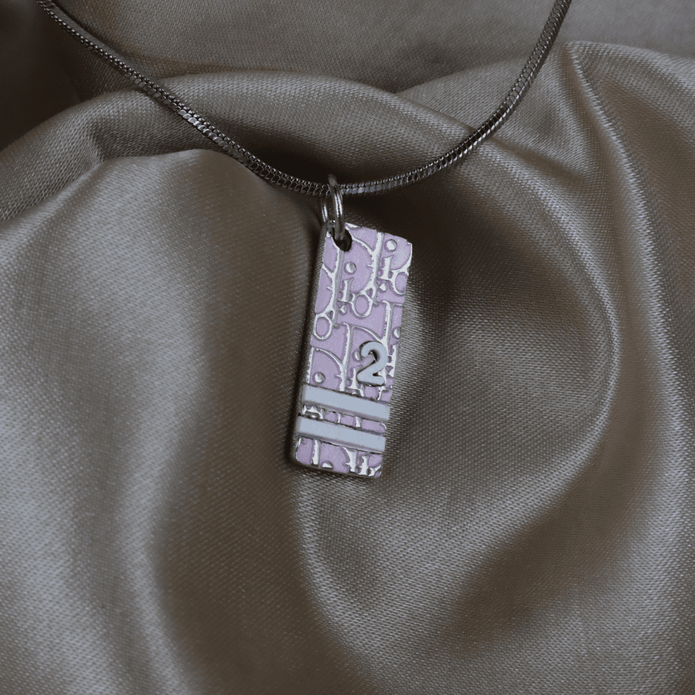 Dior 粉紅 DIOR斜紋「2」logo牌吊墜項鏈（2000s Oblique Plaque） - Vintasy