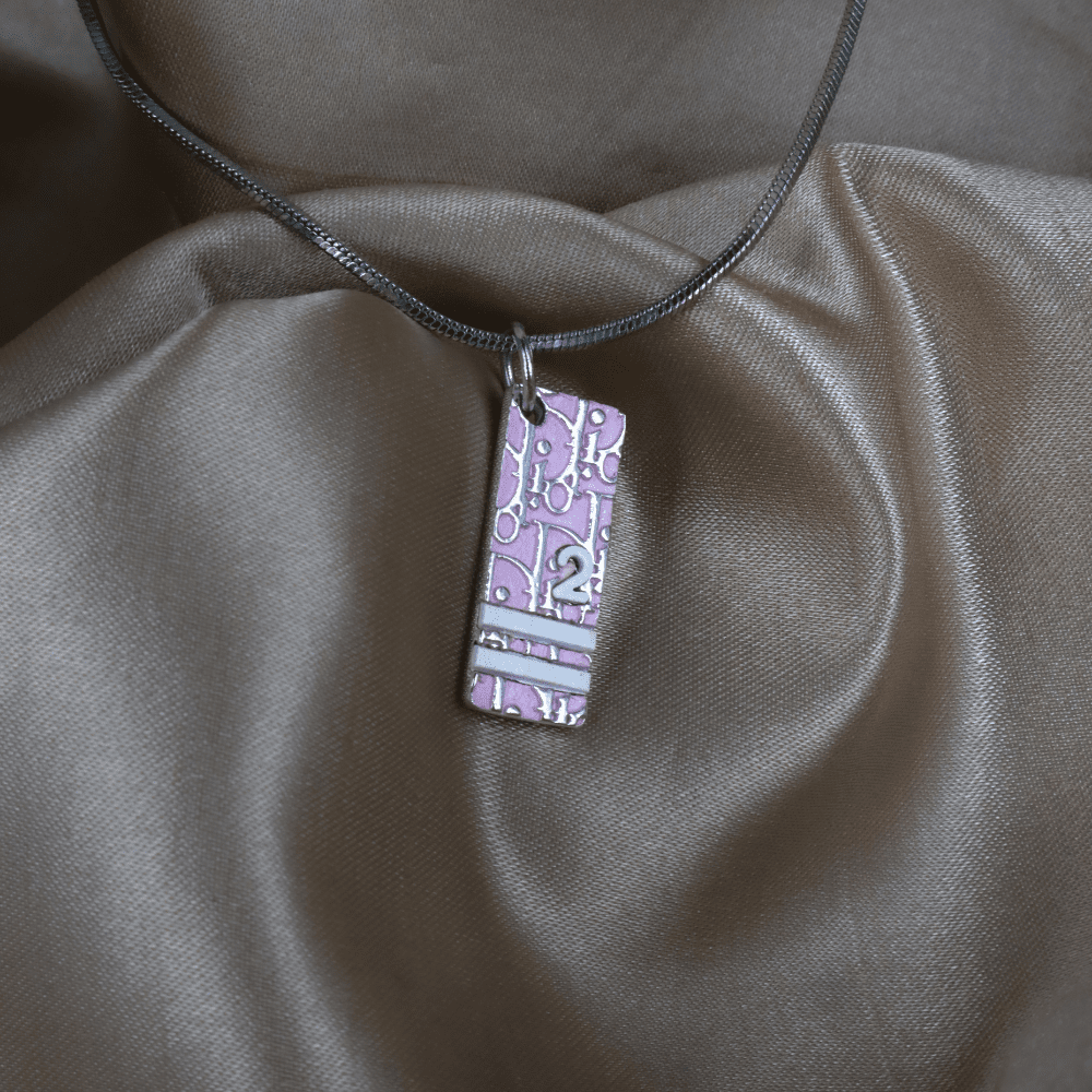 Dior 粉紅 DIOR斜紋「2」logo牌吊墜項鏈（2000s Oblique Plaque） - Vintasy