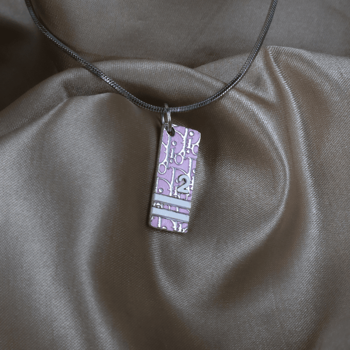 Dior 粉紅 DIOR斜紋「2」logo牌吊墜項鏈（2000s Oblique Plaque） - Vintasy