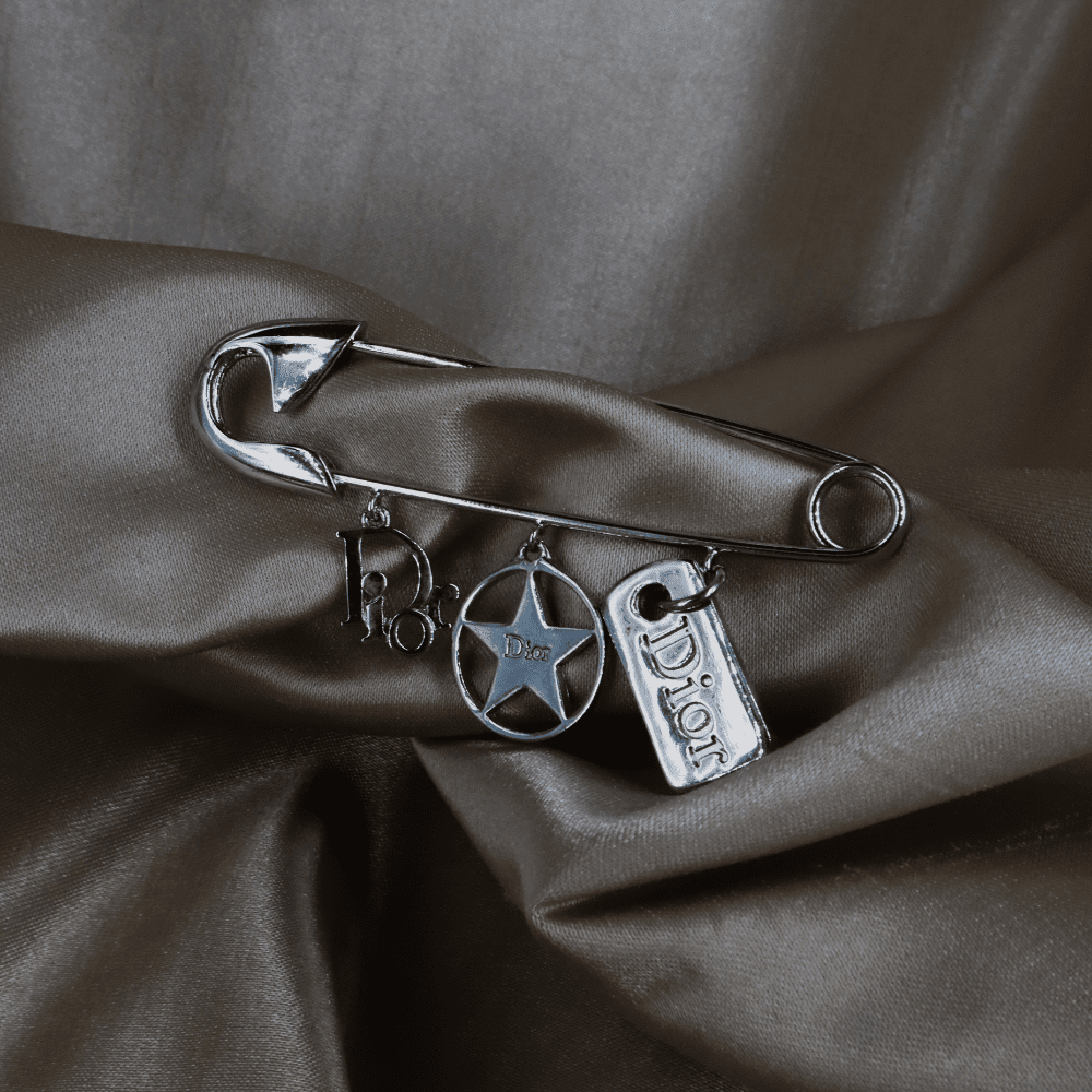 Dior 銀色安全別針胸針 DIOR星LOVE吊飾｜2000年代Y2K - Vintasy項鏈