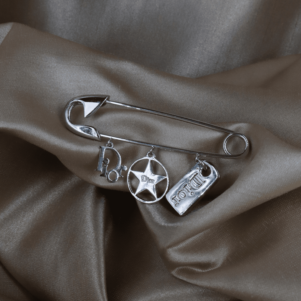 Dior 銀色安全別針胸針 DIOR星LOVE吊飾｜2000年代Y2K - Vintasy項鏈