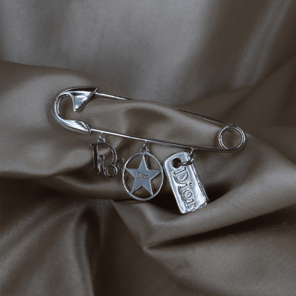 Dior 銀色安全別針胸針 DIOR星LOVE吊飾｜2000年代Y2K - Vintasy項鏈
