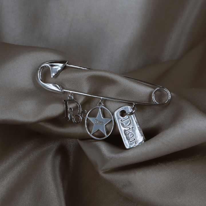 Dior 銀色安全別針胸針 DIOR星LOVE吊飾｜2000年代Y2K - Vintasy項鏈
