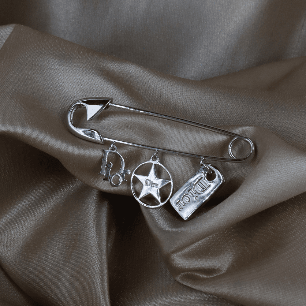 Dior 銀色安全別針胸針 DIOR星LOVE吊飾｜2000年代Y2K - Vintasy項鏈