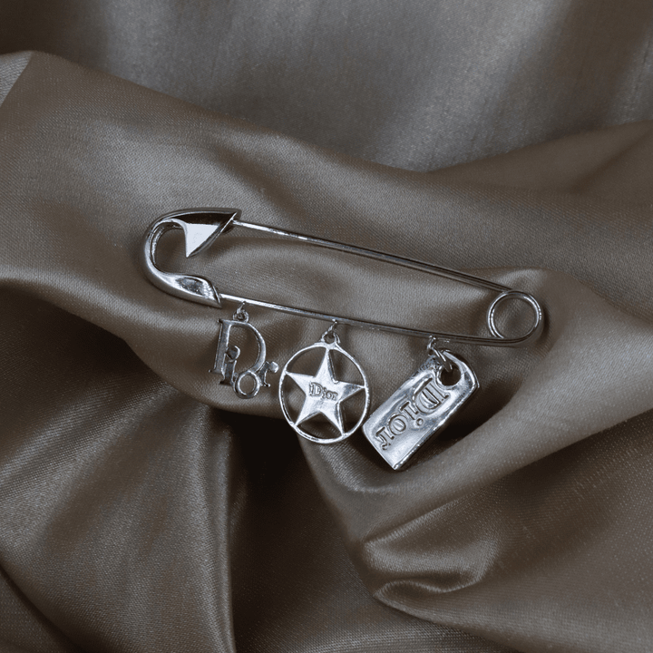 Dior 銀色安全別針胸針 DIOR星LOVE吊飾｜2000年代Y2K - Vintasy項鏈