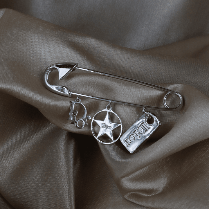 Dior 銀色安全別針胸針 DIOR星LOVE吊飾｜2000年代Y2K - Vintasy項鏈