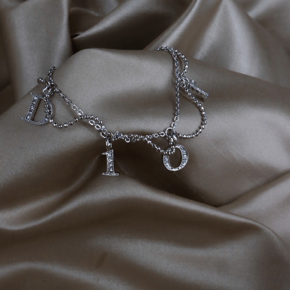 DIOR 銀色滿鑽DIOR字母吊飾手鏈 - Vintasy
