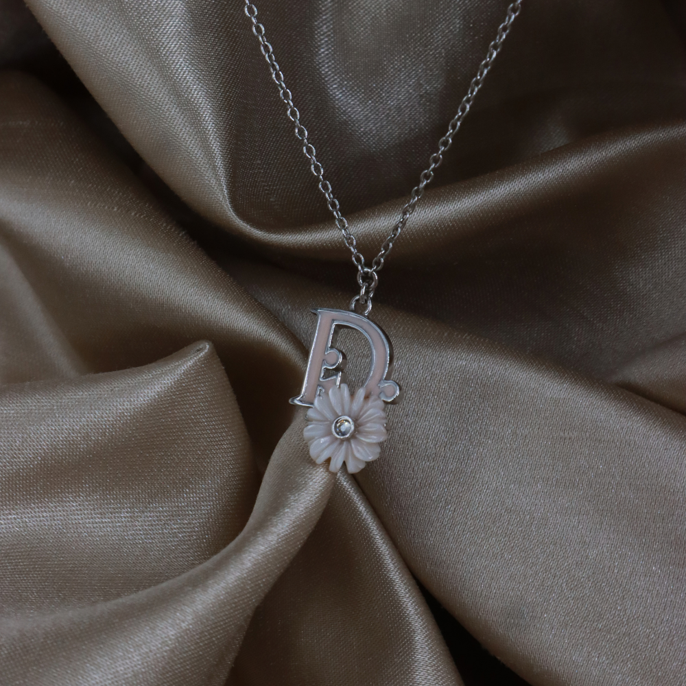 DIOR 字母花朵項鏈實物照 3，展示淡粉色字母、立體花瓣與銀色鏈條