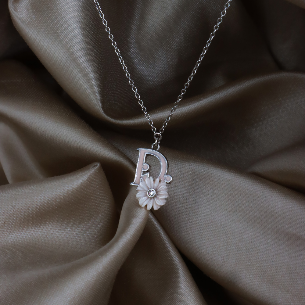 DIOR 字母花朵項鏈實物照 4，展示淡粉色字母、立體花瓣與銀色鏈條