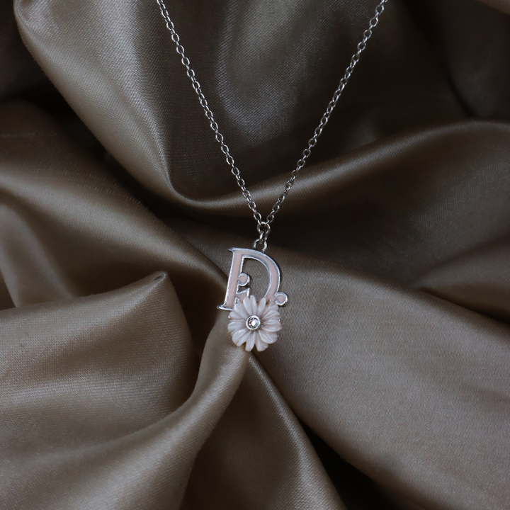 DIOR 字母花朵項鏈實物照 4，展示淡粉色字母、立體花瓣與銀色鏈條