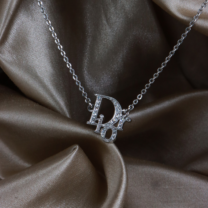 DIOR 銀色閃石字母鎖骨鏈正面，展示交疊字母標誌