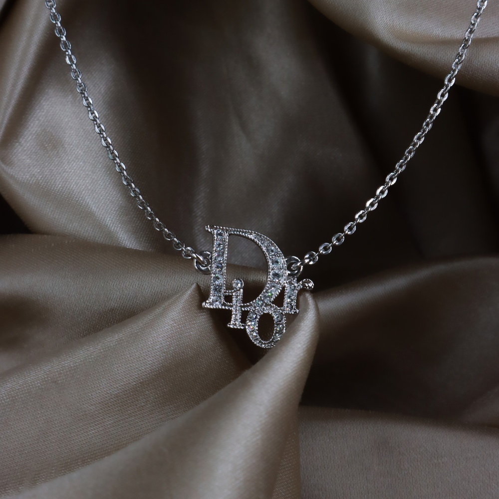 DIOR 銀色閃石字母鎖骨鏈實物照 3，展示鏤空交疊字母與細鏈