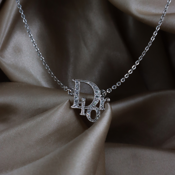DIOR 銀色閃石字母鎖骨鏈實物照 3，展示鏤空交疊字母與細鏈