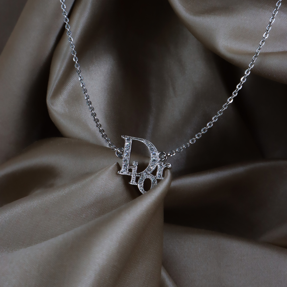 CHRISTIAN DIOR 水鑽 Logo 鎖骨鏈銀色實物照 4，展示字母鑲飾細節