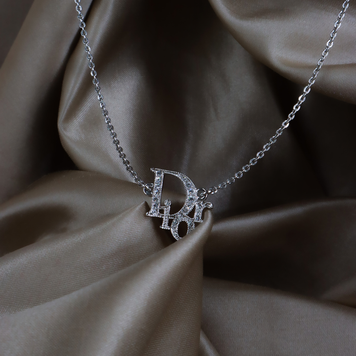 CHRISTIAN DIOR 水鑽 Logo 鎖骨鏈銀色實物照 4，展示字母鑲飾細節
