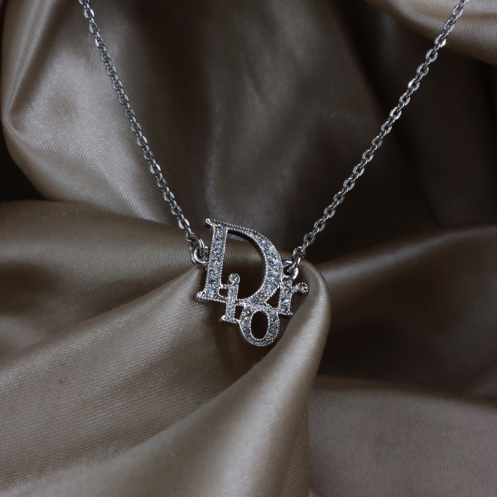 CHRISTIAN DIOR 水鑽 Logo 鎖骨鏈銀色實物照 5，展示字母鑲飾細節