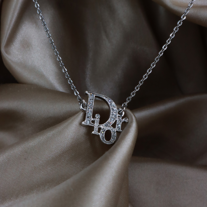 CHRISTIAN DIOR 水鑽 Logo 鎖骨鏈銀色實物照 5，展示字母鑲飾細節