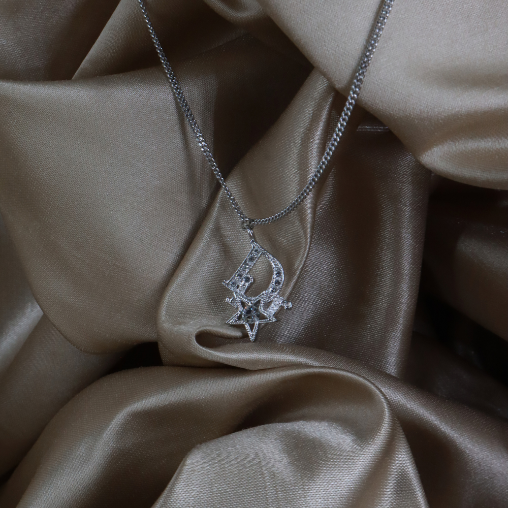 DIOR 銀色星星 D Logo 閃石吊飾手鏈實物照 1，展示字母、星形細節及銀色細鏈