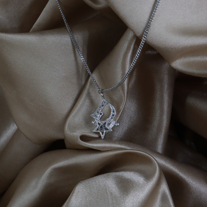 DIOR 銀色星星 D Logo 閃石吊飾手鏈實物照 1，展示字母、星形細節及銀色細鏈