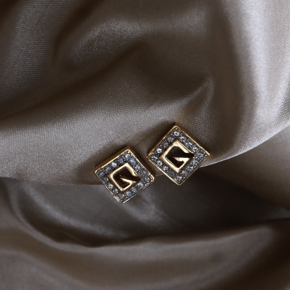 GIVENCHY 方形 G Logo 水晶耳夾（金色）｜1990年代 ｜｜VINTASY 中古美品 ｜ 香港最大型中古首飾收藏店｜ GIVENCHY ｜ 耳夾