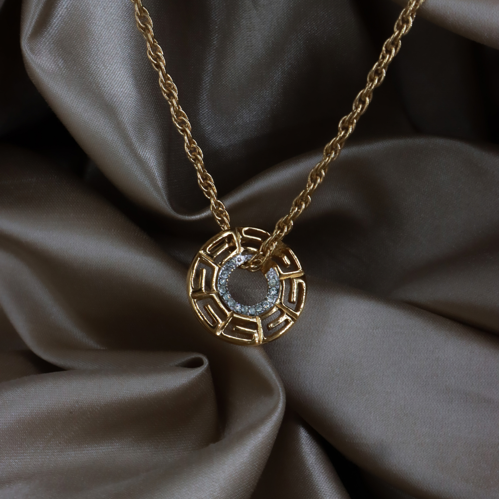 GIVENCHY 金色 G Logo 鏤空圓環項鏈正面照，展示透明石飾內圈與扭繩鏈