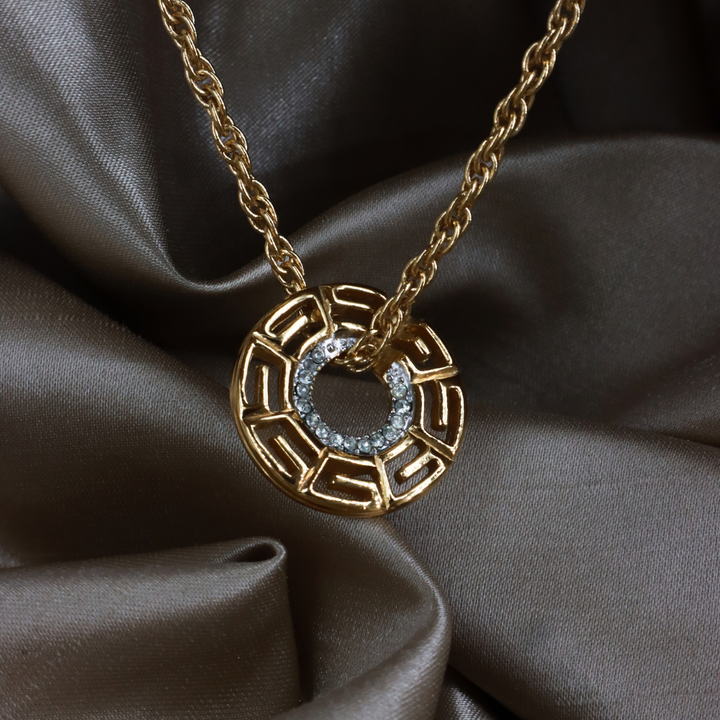 GIVENCHY 金色 G Logo 圓環項鏈吊墜特寫，展示字母鏤空及透明石飾