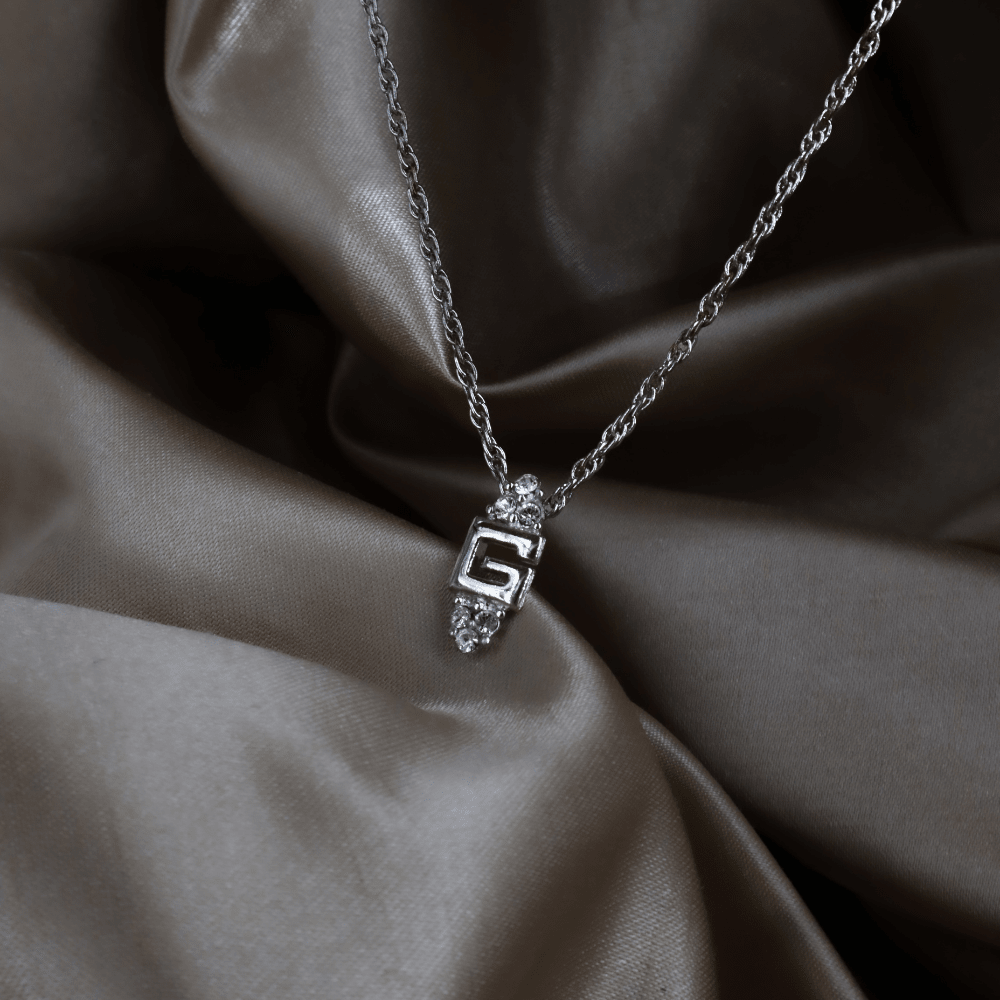 GIVENCHY G Logo 閃石吊墜項鏈（銀色） ｜｜VINTASY 中古美品 ｜ 香港最大型中古首飾收藏店｜ GIVENCHY ｜ 項鏈