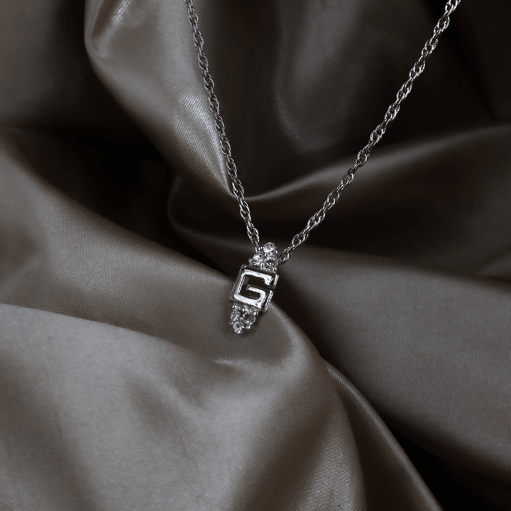 GIVENCHY G Logo 閃石吊墜項鏈（銀色） ｜｜VINTASY 中古美品 ｜ 香港最大型中古首飾收藏店｜ GIVENCHY ｜ 項鏈