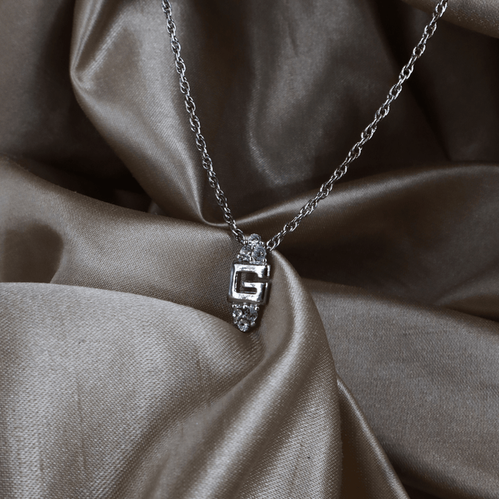 GIVENCHY G Logo 閃石吊墜項鏈（銀色） ｜｜VINTASY 中古美品 ｜ 香港最大型中古首飾收藏店｜ GIVENCHY ｜ 項鏈