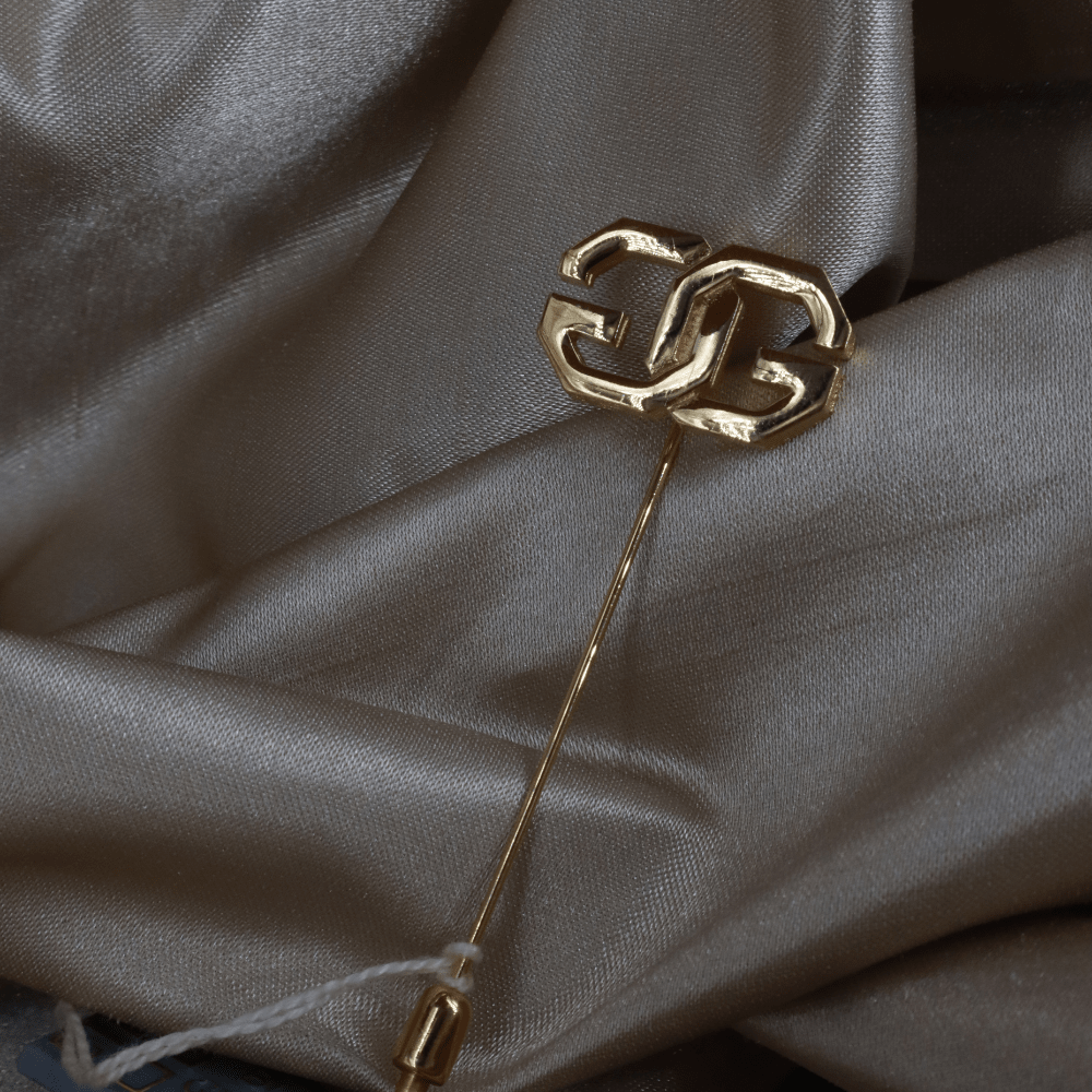 GIVENCHY 金色Logo Stick Pin 胸針（經典鏈節Logo款） - Vintasy扣針