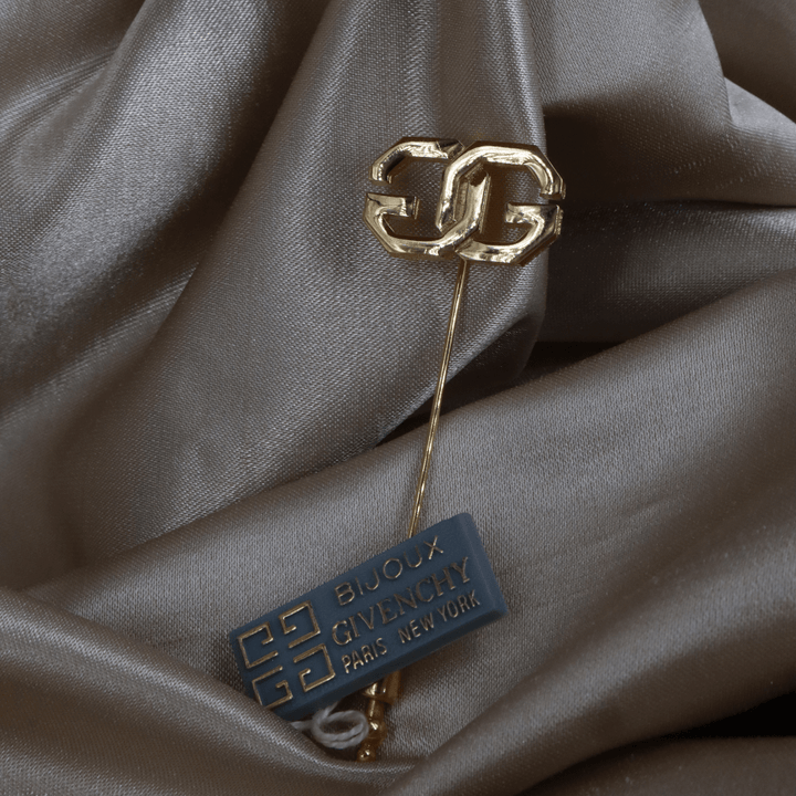 GIVENCHY 金色Logo Stick Pin 胸針（經典鏈節Logo款） - Vintasy扣針