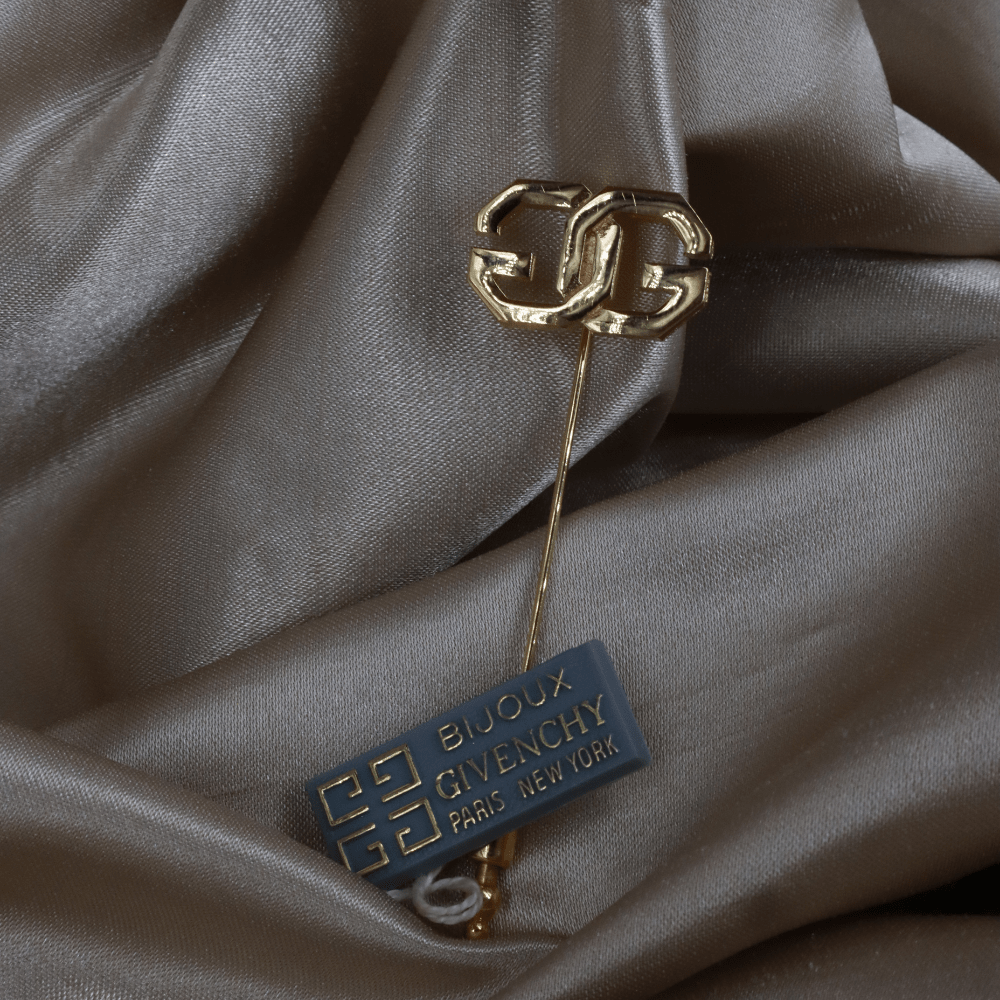 GIVENCHY 金色Logo Stick Pin 胸針（經典鏈節Logo款） - Vintasy扣針