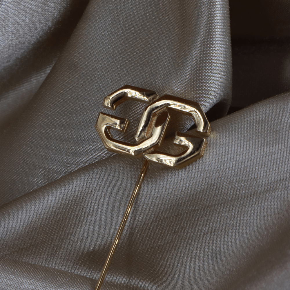 GIVENCHY 金色Logo Stick Pin 胸針（經典鏈節Logo款） - Vintasy扣針