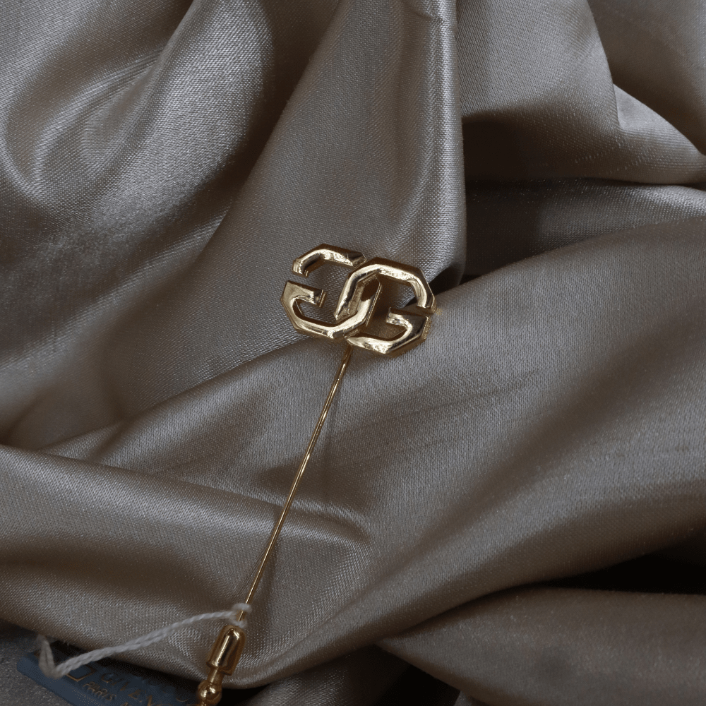 GIVENCHY 金色Logo Stick Pin 胸針（經典鏈節Logo款） - Vintasy扣針