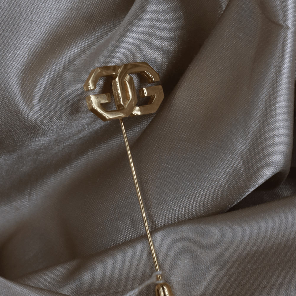 GIVENCHY 金色Logo Stick Pin 胸針（經典鏈節Logo款） - Vintasy扣針